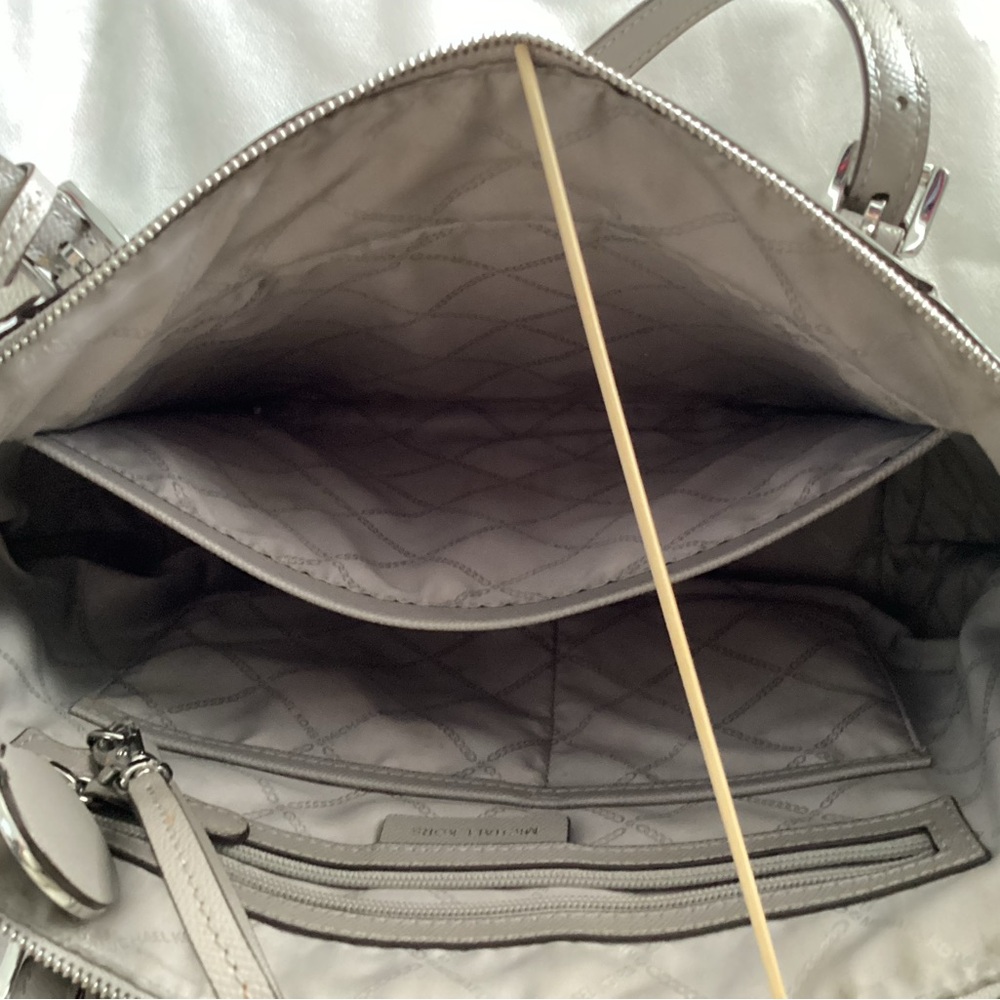 Michael Kors ‘Charlotte’ Saffiano Leather Tote - Picture 9 of 15